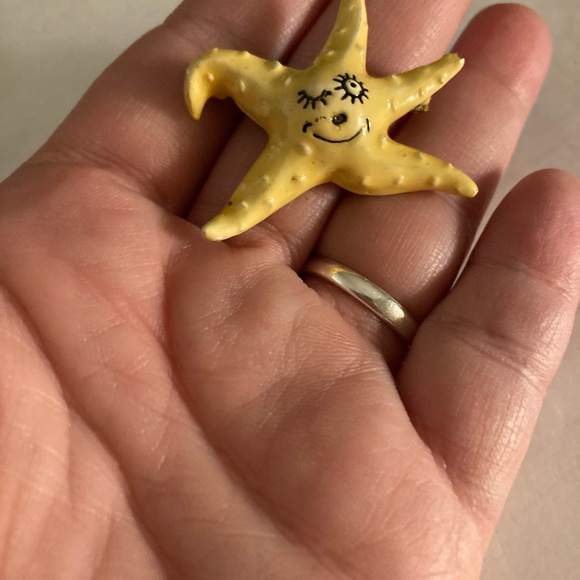 Yellow winking Starfish pin - Picture 2 of 5